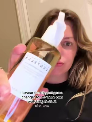 Ok so this is super vulnerable for me, my acne has come such a long way over the past three years! I was always worried oil cleansers would clog my skin but they actually help lift the dirt, sebum, and make it cleaner?! Crazy right? This Centella oil cleanser came on reccomendation from a dermatologist and is my favorite by far! @SKIN1004 US #madagascarcentella #oilcleansing #acnejourney #vulnerability 