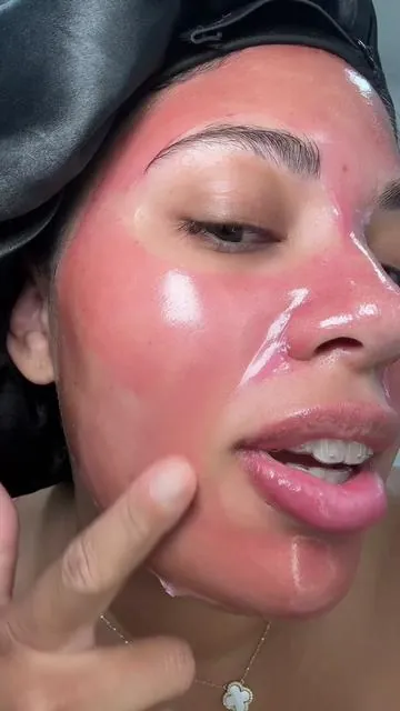 pdrn PINK CAFFEINE night wrapping mask?!? 💕🥹👏🏽🩷 @medicube_us @medicube global did it AGAIN!! #medicube #pdrnpinkcaffeinenightwrappingmask #pdrncollagenwrappingmask #pdrn #nightwrappingmask #caffeinefacemask #koreanskincare #glassskin #dealsforyoudays #tiktokshopcreatorpicks #SuperBrandClub #summertransformation #summerwonderland 