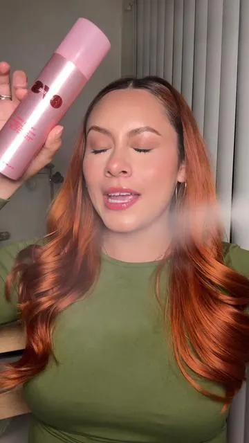 El nuevo setting spray con protector solar de @ONE SIZE BEAUTY será tu mejor aliado este verano!  #sunscreensettingspray #onesizebeauty #onesizesettingspray #onesizesunscreen #mattifyingsettingspray #mattesettingspray 