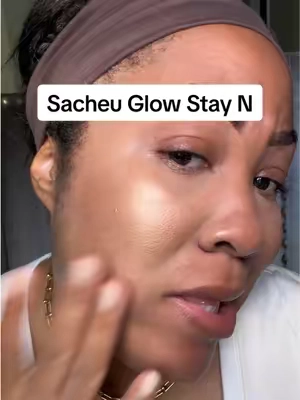 Bronze glowy skin that gives coverage! I loveeeee it🙌🏽🙌🏽 @SACHEU Beauty US  #sacheu #sacheubeauty #liquidglowstayn #bronzer #luminizer #makeup #sacheunewarrivals #tiktokshopcreatorpicks #glow 