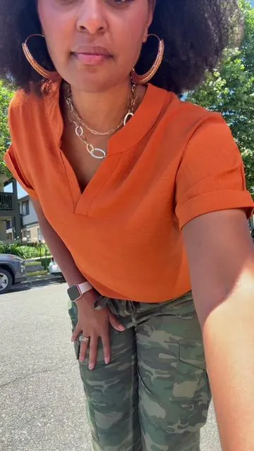 This blouse is so airy, comfy, flowy, and cute! I got it in blue, too🥰 #londonbridgesthegap #womensfashionstyle #womenblouse #shoplocallyMade #tiktokshopcreatorpicks 