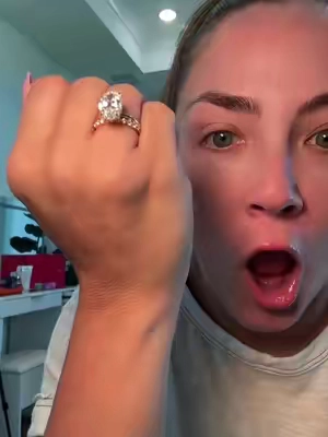 I am speechlessssss so pretty 🥹 ✨ #ring #engagementring #ovalengagementring 