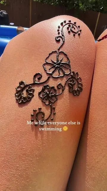 Henna is my favorite thing to do during summer!  🌞@ZENIA #henna #hennaart #summervibes #hennatattoo #poolsidevibes #dealsforyoudays #hennatiktok 