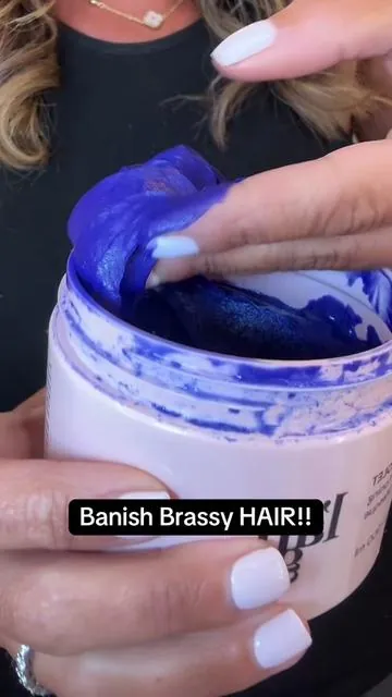 This deep violet toning mask from @langehair combats brass, boosts shine, and keeps your blonde, platinum, or gray looking fresh-from-the-salon—without ever leaving your bathroom. Infused with keratin + borage seed oil for that soft, hydrated finish. Gloves on, brass gone. #LangeHair #toningmask #blondehaircare #brassyhair  #purpleshampoo #highlightshair  #hairmask   