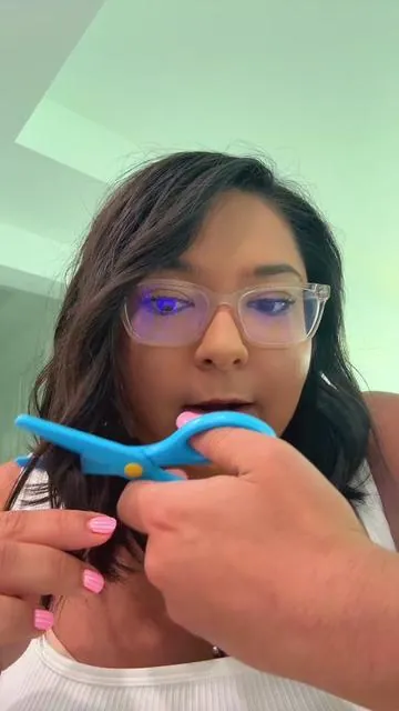 These viral kid-safe scissors are total game changers — they cut paper perfectly but won’t cut hair, clothes, or little fingers. Craft time just got way less stressful. #KidSafeScissors #ViralScissors #CraftTok #MomHack #ParentingWin #TikTokMadeMeBuyIt #SafetyScissors #SchoolSupplies #BackToSchoolEssentials #ScissorTok 
