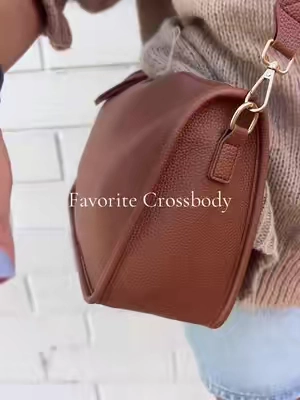 This is my go-to crossbody bag, the design is classic and the style goes with my daily outfits. #crossbody #crossbodybag #everydaybag 