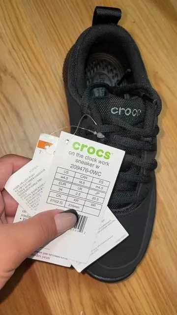 Zapatillas de trabajo Crocs On-The-Clock para mujer, zapatos de seguridad antideslizantes, diseño cómodo y duradero para uso diario #crocsnewarrivals #worksneakers #crocsforwomen #safetyworkshoes #crocsandals #shoesforwomen #viralshoes #tiktokshopcybermonday #Dealsforyoudays #crocs 