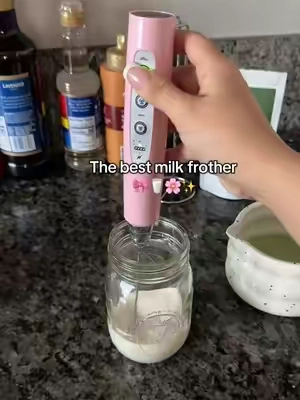 Upgraded all my morning drinks with this milk frother 🍵☕️✨ #milkfrother #batidora #electricmilkfrother #pink #cocina #kitchen #kitchengadgets #matcha #coldfoam #kitchenware #pinkkitchen #asmr #asmrsounds 