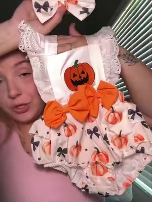 So cute!! 🖤🎃🎀  #halloweenlook #babygirlhalloween #babyhalloween #halloween #fallfashion #falloutfitforbaby 