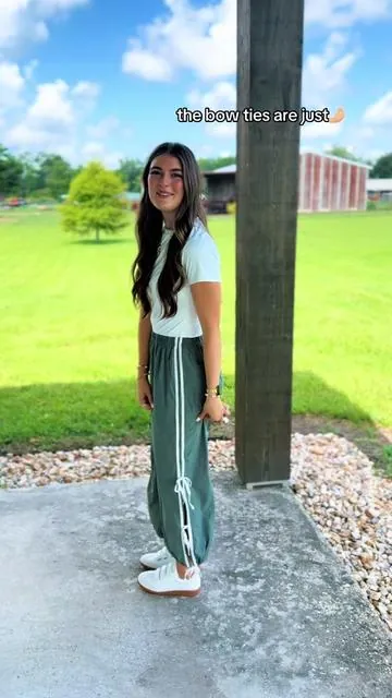 OKAY THESE ARE CUTEEEEE👏🏻✨✨ #parachutepants #widelegpants #trackpants #joggers #fallfashion #trendypants #instylefashion #affordablefashion #boujeeonabudget 