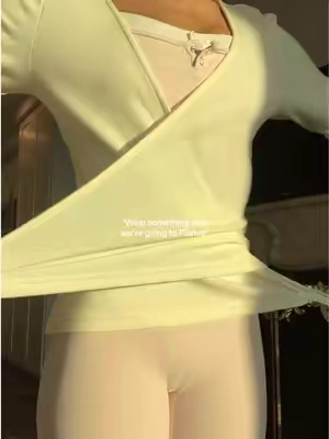 Obsessed with wrap tops 🤍 #pilatesoutfit #pilatesprincess #pilatesoutfits #activewear #gymstyle #fashioninspo #fitnessfashion #OOTD #gymoutfit #gymwear #pink #aesthetic 