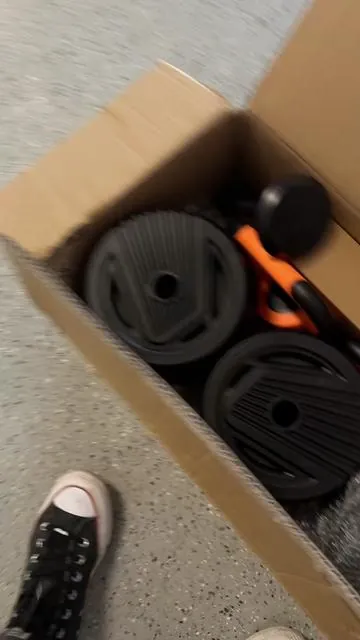 Set de pesas 5 en 1 con mancuernas ajustables, barra, kettlebell y base para push-ups. Todo en un solo sistema ideal para entrenar en casa sin ocupar espacio. Fácil de armar y súper resistente. #pesasajustables #gymencasa #mancuernas #equipamientofitness #kettlebell #barraentrenamiento