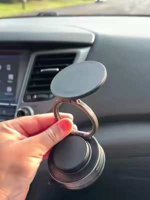 Lo tengo en el carro y es lo mejor para grabar mis TikToks o ver mis series mientras espero. Se pega súper bien y no se cae. 💯📱 #TikTokFinds #PhoneHolder #CarAccessories #MustHave #viralproducts #ContentCreator #MagSafe #PhoneMount #TechTok 