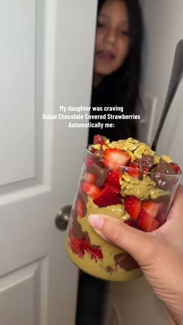 Making Dubai Chocolate Covered Strawberries got 100 times easier with this Dubai Dip from @CHOCBOX ✨ 🤤 #daughter #dubai #chocolate 