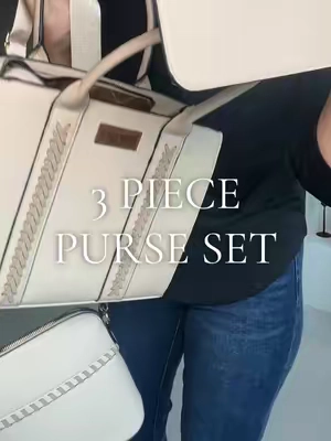 Why settle for one when you can have three? This set’s got options—because your mood (and outfit) changes daily. 💁‍♀️ #wranglerpurse #wranglerstyle #westernchic #westernvibes #westernwardrobe 