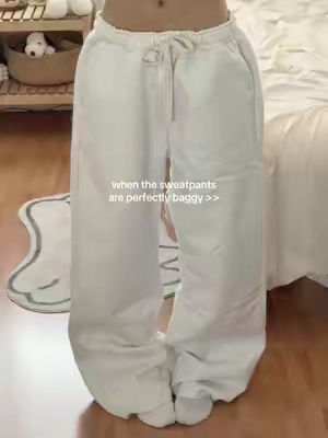 soo comfy, soft, and perfectly oversized 🫶🏻 the material is thick and high quality !! ★  pants from the brand mnml (heather grey, size xs) 🤍 #mnml #baggysweatpants #sweatpants  #sweats #sweatpantsoutfit 