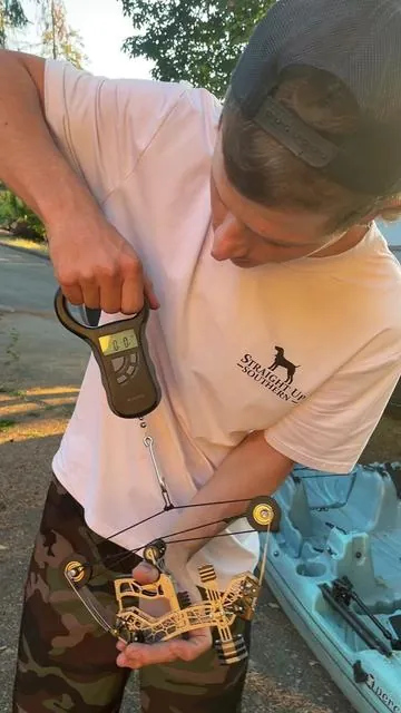 So I literally got probably 100 comments saying this thing won’t go over 2 feet yet I’ve put it straight through cans, water bottles all types of stuff and then I get comments saying it’s a 0.65 draw 2 pound draw max just showed you guys that it’s 31 pounds actually insane for this little guy fully stainless steel super heavy duty awesome quality 100% recommend it#bow#bowhunting#outdoors#countyboy#tiktokmademebuyit 