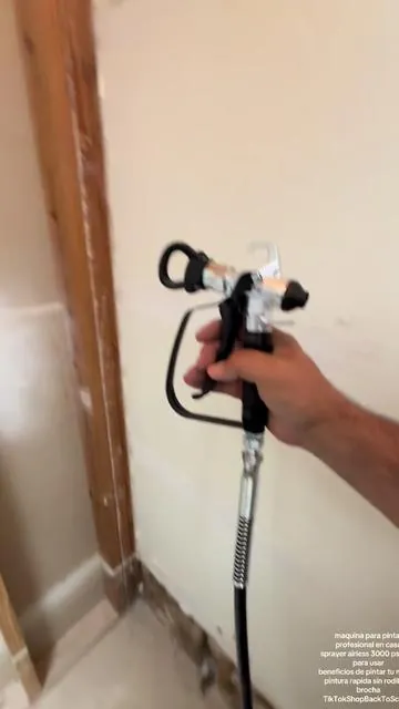 La VEVOR airless sprayer 3000 PSI te permite ahorrar cientos de dólares haciendo tú mismo el trabajo que un pintor te cobraría caro. ✔️ Lista para usar desde que la sacas de la caja ✔️ Pinta rápido, parejo y sin brochazos ✔️ Sirve para cuartos, bardas, techos, muebles y más Este regreso a clases, en vez de pagar mano de obra, invierte en tu propia herramienta y úsala cuantas veces quieras. En TikTok Shop Back To School está en promoción y con envío gratis. No la dejes pasar. #maquinadepintar #pinturafacil #pintarencasa #herramientasprofesionales #TikTokShopBackToSchool