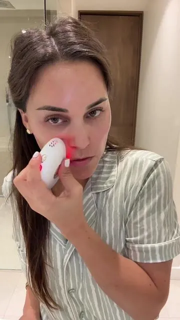 Estoy amando esta “gua sha” eléctrica  facial y corporal ya que tiene alta tecnología que combina vibración, calor y terapia de luz LED para relajar, tonificar y desinflamar el rostro, cuello y cuerpo 💆🏻‍♀️💖🫰🏼 Luz LED morada 💜  ✔️ Reafirma y tonifica rostro y cuerpo.  ✔️ Ayuda a reducir arrugas (efecto lift) ✔️ Ilumina la piel y aumenta la elasticidad. Luz LED roja ❤️  ✔️ Calor terapéutico ✔️ Relaja músculos y alivia la tensión. ✔️ Excelente para drenar líquidos ✔️ Promueve la circulación sanguínea, la vitalidad y el colageno.  Luz LED azul 💙 ✔️ Reduce la hinchazón y ayuda con la inflamación. ✔️ Ideal si tienes brotes o acné   #RIKISculptress #FacialMassage #BodyMassageTool #SelfCare #LEDLightTherapy #BeautyGadget #SkincareTool #SpaAtHome  
