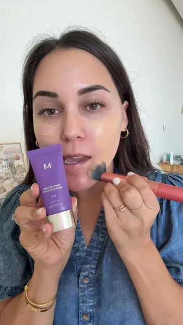 💜 La mejor BB cream 💜 Amo que esta BB cream Coreana combina la cobertura de una base con el cuidado de un sérum: hidrata, ilumina, protege con SPF, y unifica el tono para un acabado natural y radiante todo el día.  Ideal para quienes buscan maquillaje y tratamiento en un solo paso ✨ #MisshaBBcream #KBeauty #BaseConSerum #MaquillajeNatural #BBcream #SkinCareMakeup #KoreanMakeup #MakeupTips
