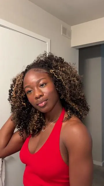 is it giving summertime fineee??😍 @ISEEHAIR  #halfwigtok #iseehalfwig  #summerhairstyle #wearandgo #outdoorfun #fyp #naturalhairtiktok #wiginfluencer #wigtutorial #wigtok #halfwig #highlights