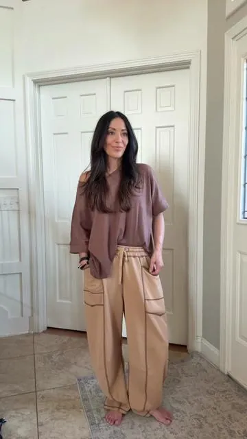 Just a warning to everyone. I know what I got. And I know what other people are getting from other vendors or that two day shipping place and they’re not the same.  Size ref  5’3  105 lb  Wearing the small. 