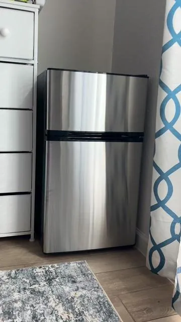 Such a cute refrigerator with both freezer and refrigerator!! #homeoffice #minifridge #colddrinks #summerfun 
