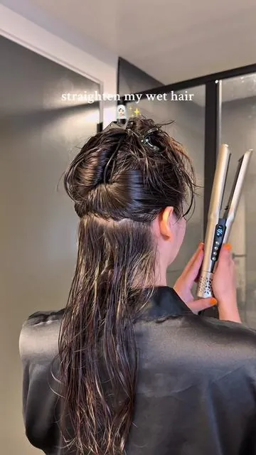 so convenient 🫶🏻💗  #hairtok #hairstraightener #straighthair #hairgoals #hairtransformation #haircare 