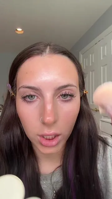 LANEIGE did not come to play with this powder 😳 it blurs the appearance of pores, mattifies, never looks cakey, and is entirely clear!! highly highly recommend  @laneige_us  #laneige #translucentpowder #settingpowder #tiktokshopcreatorpicks #ttsbeautybesties 