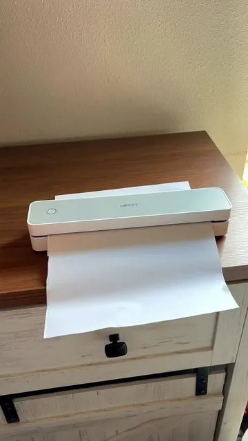 Esta mini impresora portátil sin tinta ni necesidad de internet es ideal para estudiantes y profesionales. Funciona por Bluetooth con papel térmico, es súper ligera y perfecta para llevar a cualquier lugar. ¡Olvídate de los cartuchos caros y haz tu vida más fácil! #bluetoothprinter #thermalprinter #impresora #impresoratermica #tiktokshopbacktoschool 