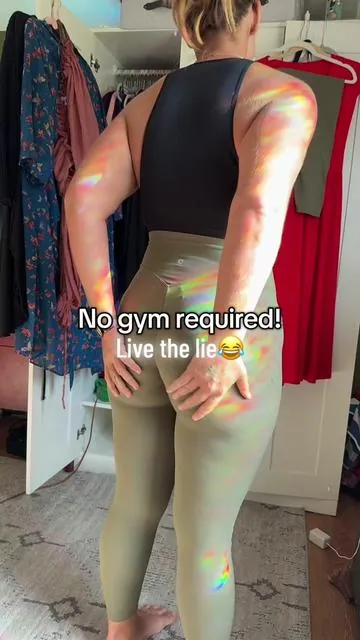 She didn’t know there was a technique to the Halara b00ty lift leggings. #halara #Leggings #midsize #plussize #fashion #tiktokshopcreatorpicks @Halara 