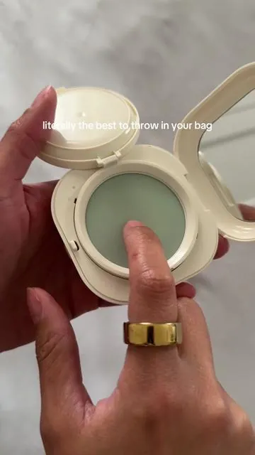 It has hyaluronic acid and it’s semi-matte. This is perfect to touch up but still keep your glowy skin! #oilyskin #blurringpowder #neoblurringpowder #laniege #travelmakeup  