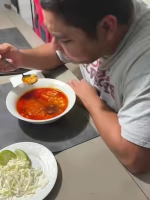 Este pozole está delicioso y súper fácil de preparar! #tiktokshopcreatorpicks #ezbombsfood #ezbombs #pozole #pozolebombs 