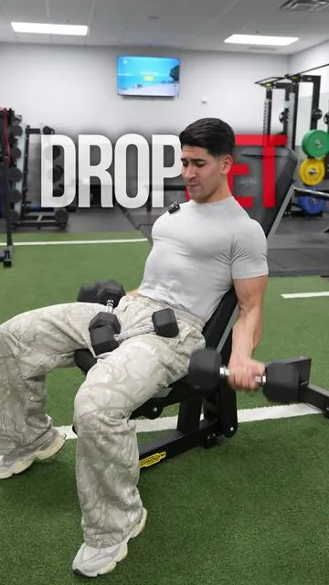¿Dropset en 2025? Sí. Es una de las técnicas más efectivas para estimular el crecimiento muscular en menos tiempo. ⠀ 👉 Te permite extender una serie más allá del fallo bajando el peso y siguiendo sin descanso. 👉 Aumenta el estrés metabólico, el tiempo bajo tensión, y el reclutamiento de fibras musculares, lo que favorece la hipertrofia. 👉 Ideal como finalizador, especialmente en máquinas o ejercicios controlados. Sødal, Lena Kristiansen, et al. “Effects of Drop Sets on Skeletal Muscle Hypertrophy: A Systematic Review and Meta-analysis.” Sports Medicine – Open, vol. 9, article no. 66, 2023. 	•	Keskin, Kadir, and Fatma Tokat. “A Comparative Analysis of the Effects of Drop‑Set and Traditional Resistance Training on Anaerobic Power in Young Men.” Turkish Journal of Kinesiology, vol. 9, no. 3, 2023, pp. 225–232. 	•	“Drop Set Master Class: Unleash Muscle Growth & Intensity.” Jim Stoppani, 1 Apr. 2025. 	•	“What to Know About Drop Sets Before You Pick Up Those…” Peloton Blog, 26 Sept. 2024.