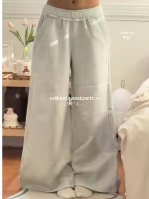 the cutest and most comfiest sweatpants ♡ @Edikted #edikted #baggysweats #sweatpantsoutfit 