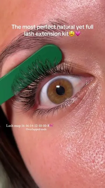 Most complimented set by my friends 💚🍃💗🎀 so full yet so natural perfect for every occasion #keyyoulashes #keyyoulashreview #lashclusterstutorial #lashesoftiktok #diylashextensions 