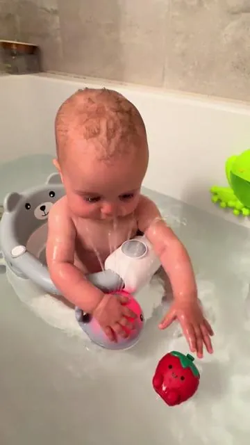 Splash, splash we’re taking a bath #baby #babybath #bathseat #fyp 