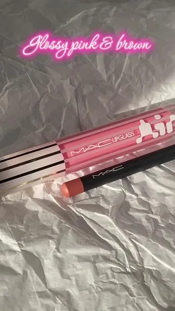 Obsessed with this M.A.C glossy lip duo !! 💗💗  M.A.C lip gloss - snobbish  M.A.C lip liner - cool spice  #lipcombo #pinklipgloss #lipcombotiktok #tiktokmademebuyit #fyp 