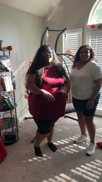 It truly goes up to 700lbs ! Show it with my lovely auntie 💕 @RIWENGO #hangingeggchair #plussizefriendly #chair #fallvibes #fallaesthetic 