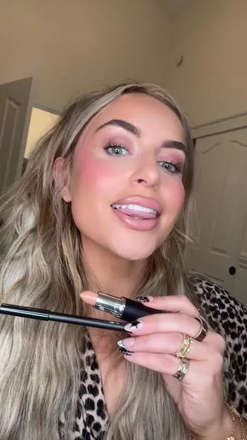 This is the oak combo and SO GOOD. No wonder why it's called the ultimate wedding lip 😭😭 #weddinglipcombo #makeuptok #makeuptutorial #weddingmakeup #muatok 