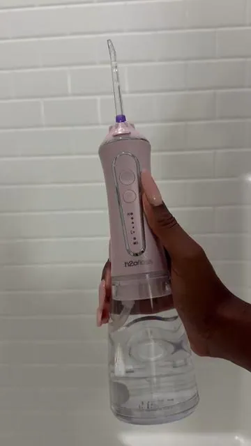 With 5 different pressure settings this is the perfect water flosser for anyone 💦 #theeabbyj #tiktokshopfinds #waterflosser #hygienefinds 