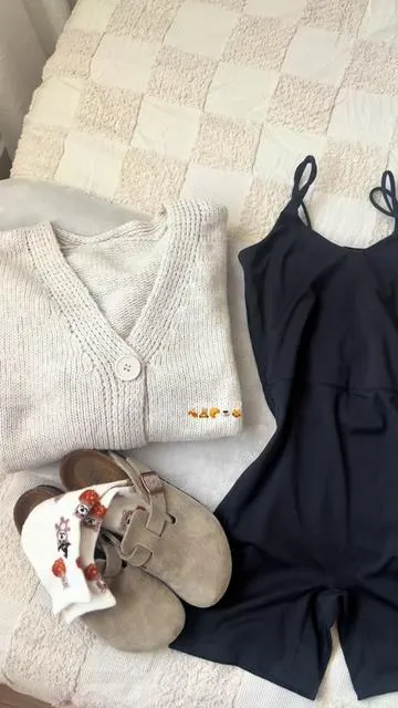 Ootd 🍂☁️🧦 #fyp #OOTD #cardiganoutfit #falloutfits #cozyoutfit 