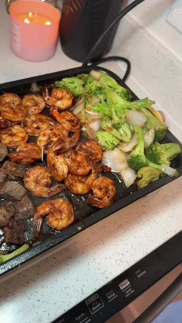 I literally love this grill so you know I had to bring it out again 🤭 Anything that makes life easier and saves time is a win for me. Meal prepped shrimp + steak hibachi with fried rice 😮‍💨 #cookwithme #apartmentszn #indoorgrill #mommylife #nurselife #easymeals #tiktokshop #blackgirlluxury #hibachiathome #indoorgrill #newapartment #tiktokmademebuyit #kitchengadgets #pukomc 