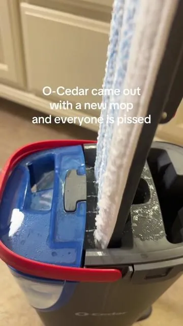 Why didn’t we have this first?! One of these mops is going to the new house with me and the other one can kick rocks! Takes up hardly any room to store it and it still separates the clean and dirty water! @O-Cedar #ocedarmop #newocedarmop #h2proflatmop #tiktokshopcreatorpicks 