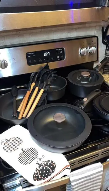 Might as well start the holiday season off with good vibes 🖤 #luxury #cookware #kitchenware #tiktokshop #potsandpans 