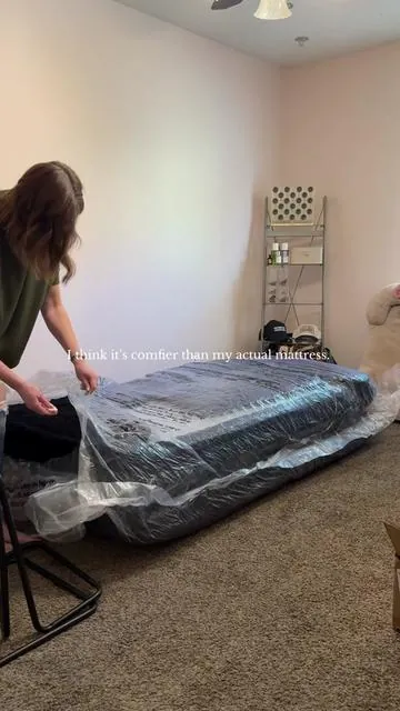 A boneless couch that secretly turns into a queen size bed 🤌🏼 I may have accidentally already fallen asleep mid work day 🫠 @OVIOS OFFICIAL #bonelesscouch #sleepersofa #bonelesssofa #oviosfurniture #bonelesssofabed 