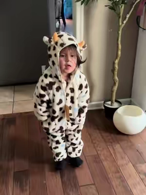 Una vaquita Lola bien bonita🐮🐄 #halloweencostume #vaca #mameluco #frio 