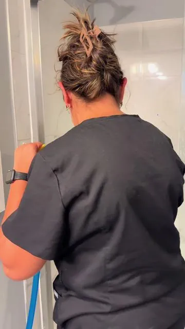 Esto es una herramienta que te ayudará mucho en la limpieza! #cleanwithme #ttshop #rinseroo #musthavecleaningtools #housecleaninghacks 