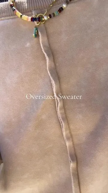 I love the relaxed oversized fit of this sweater, it comes in several colors. #oversizedsweater #fallsweater #oversizedsweatshirt #fallfashiontrends #sweater 