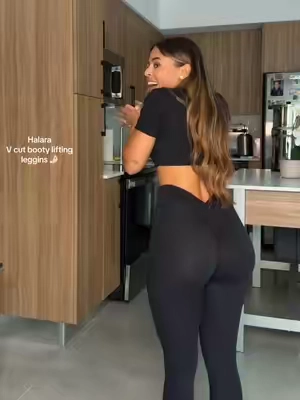 This butt lifting leggings 🤌🏻 @Halara_official  #halara #halaraleggings #tummycontrol #fyp #buttliftingleggins 
